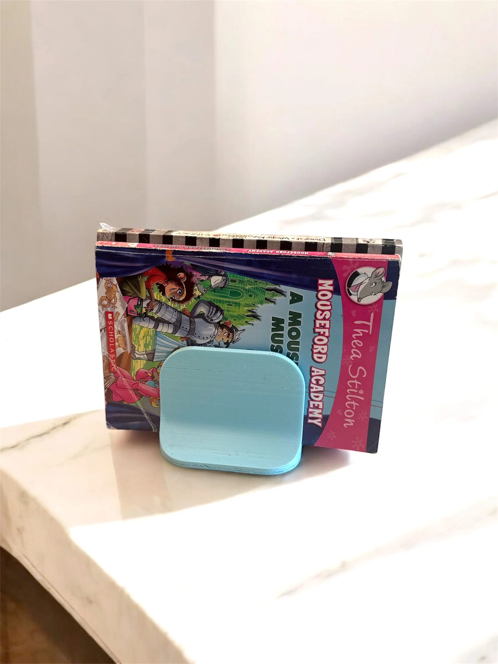 📚✨ Book Holder