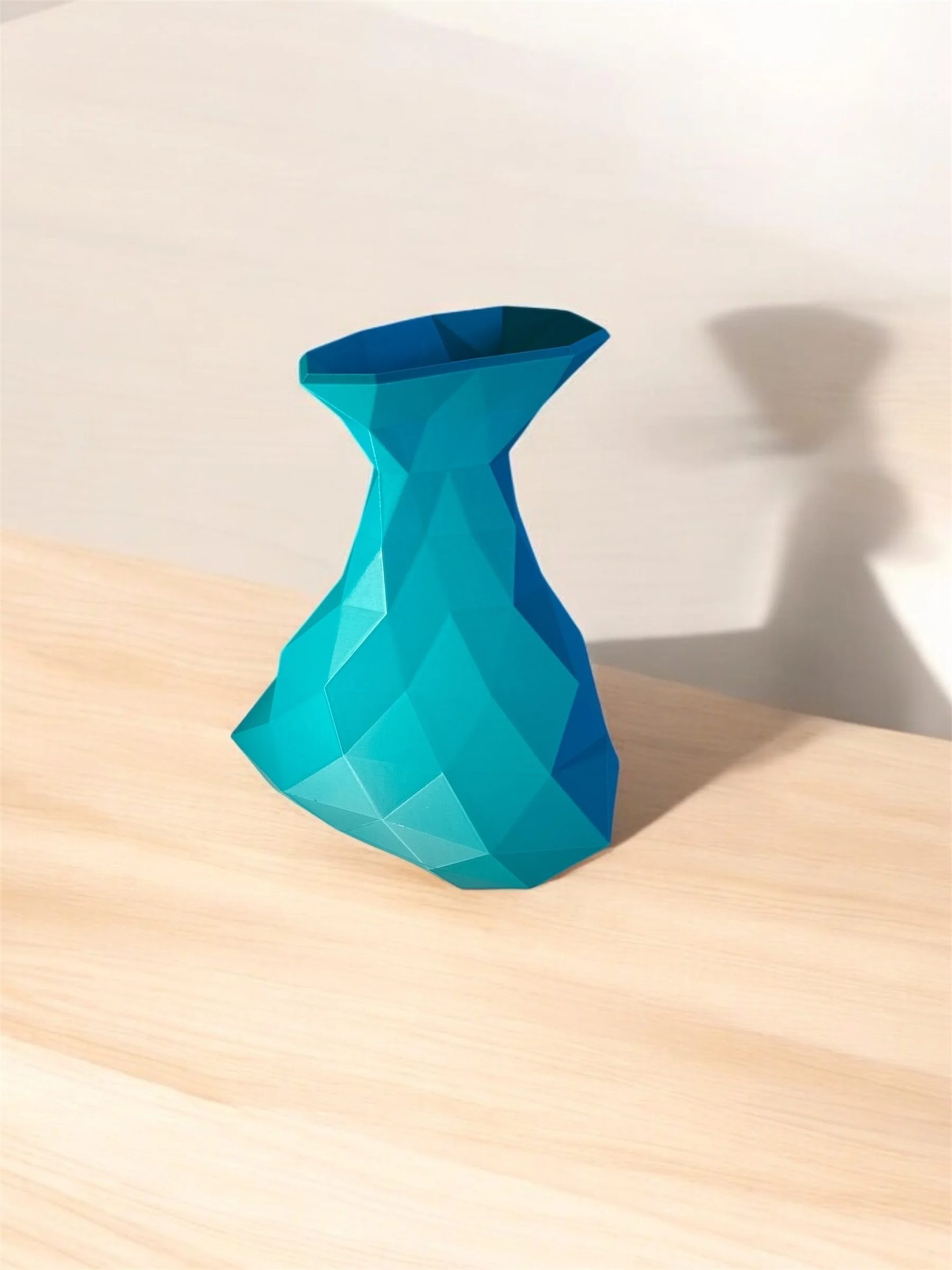 🔷 Low Poly Decor Vase