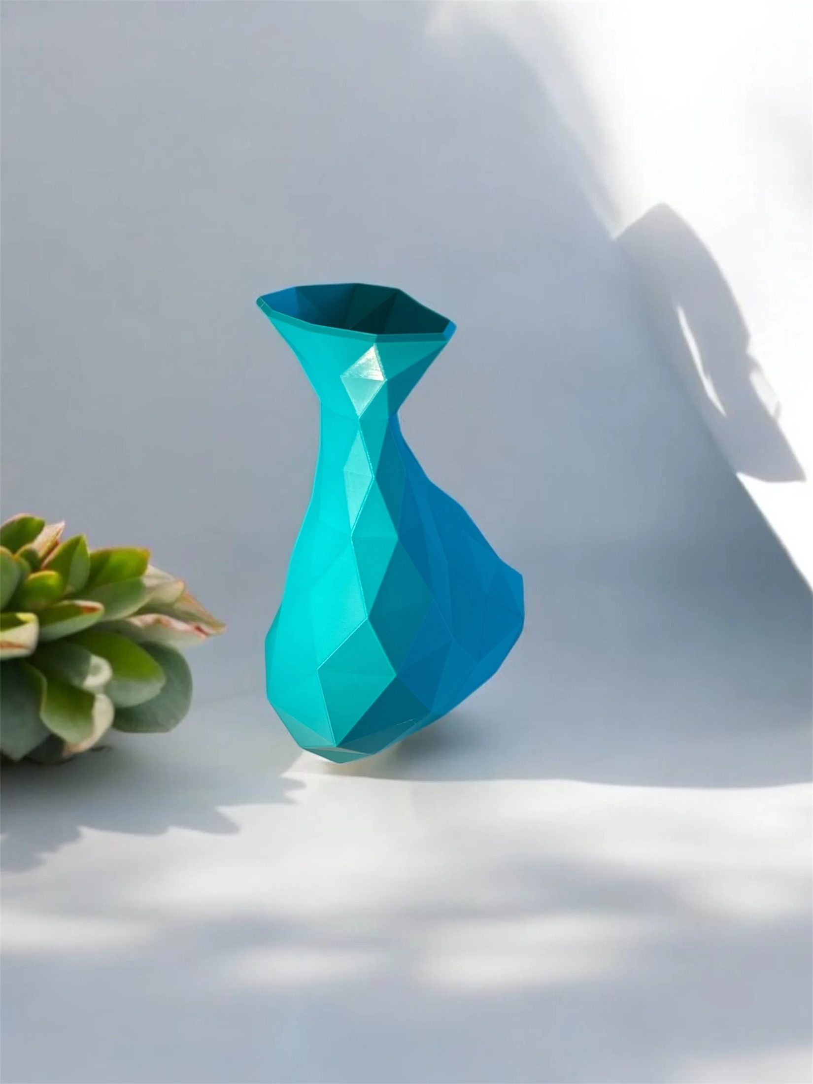 🔷 Low Poly Decor Vase